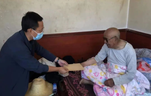 mk官方网站-mk官方网站-首页
赴帮扶村对接工作并慰问困难党员(图2)